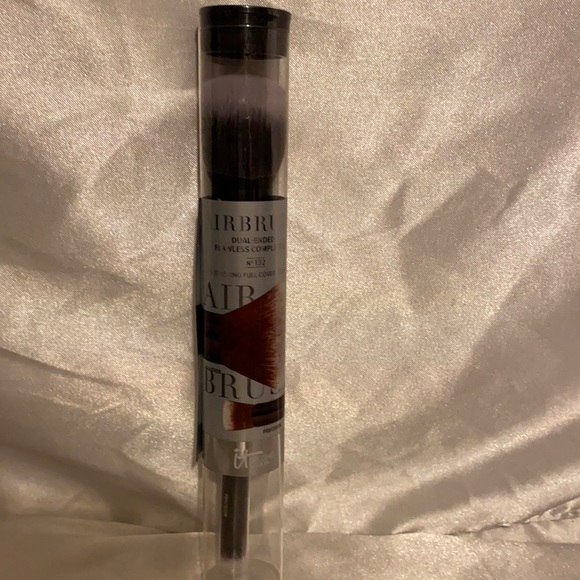 It cosmetics bundle with bag - Picture 3 of 15